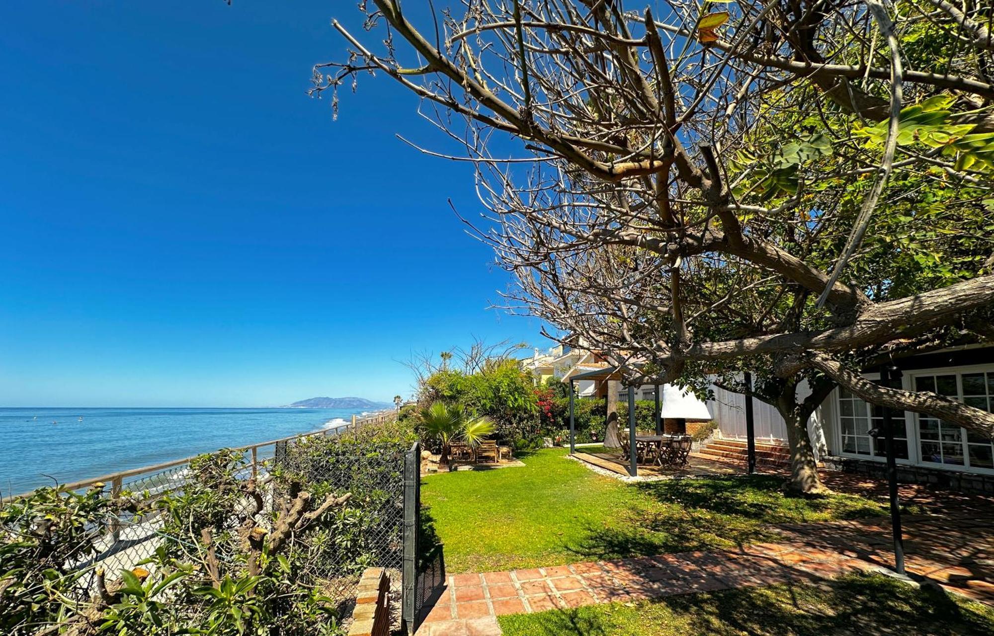 Villa Alboran Beachfront 9Pax Torre de Benagalbon Exterior photo