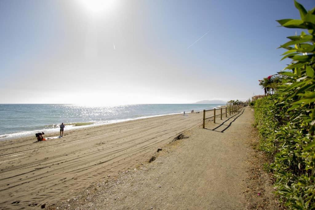 Villa Alboran Beachfront 9Pax Torre de Benagalbon Exterior photo